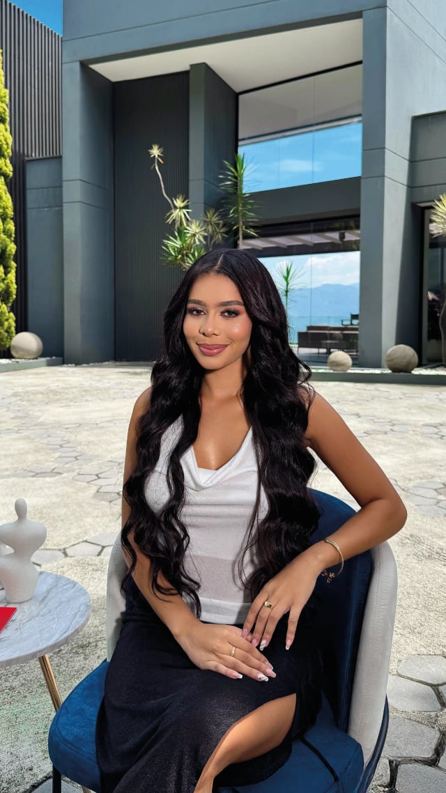 Modelo profesional de Models 1A sonriendo en terraza moderna de la sede en Medellín